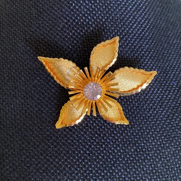 Vintage Polished Gold Tone Star Flower w Central Amethyst Purple Stone 3D PIN - Picture 11 of 14